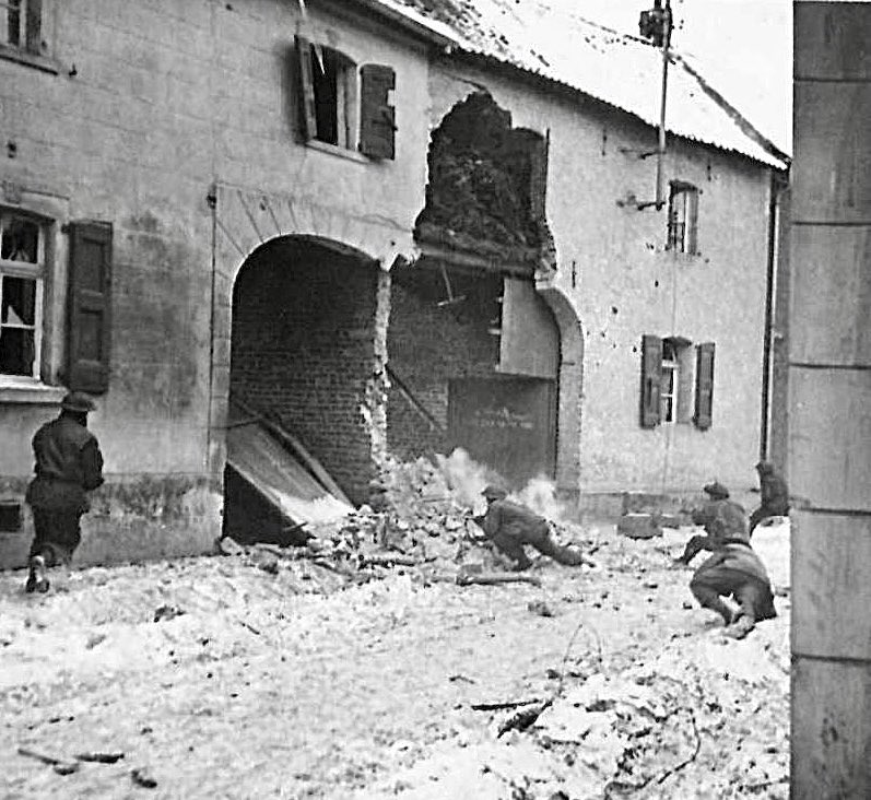 Whites platoon enter the SW of Waldefucht and push into the E of the town. Taking over a crossroads they see a Tiger moving down the road towards them. He set up his Plt PIAT in alleyway.  @WeHaveWaysPod