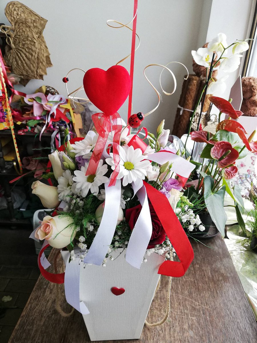 zare_entuzijast's tweet photo. #recoverygift #giftforgrandma #boxwithhandels #whiteflowerbox #lizianthus #roses #chrysanthemum #pinklizianthus #purplelizianthus #mixlizianthus #redroses #sugarloveroses #whitechrysanthemum #gypsophila #trefern https://t.co/3BuNx7HSVU
