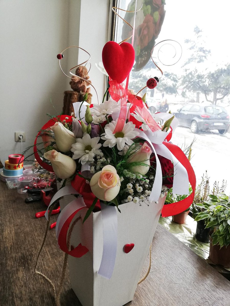 zare_entuzijast's tweet photo. #recoverygift #giftforgrandma #boxwithhandels #whiteflowerbox #lizianthus #roses #chrysanthemum #pinklizianthus #purplelizianthus #mixlizianthus #redroses #sugarloveroses #whitechrysanthemum #gypsophila #trefern https://t.co/3BuNx7HSVU