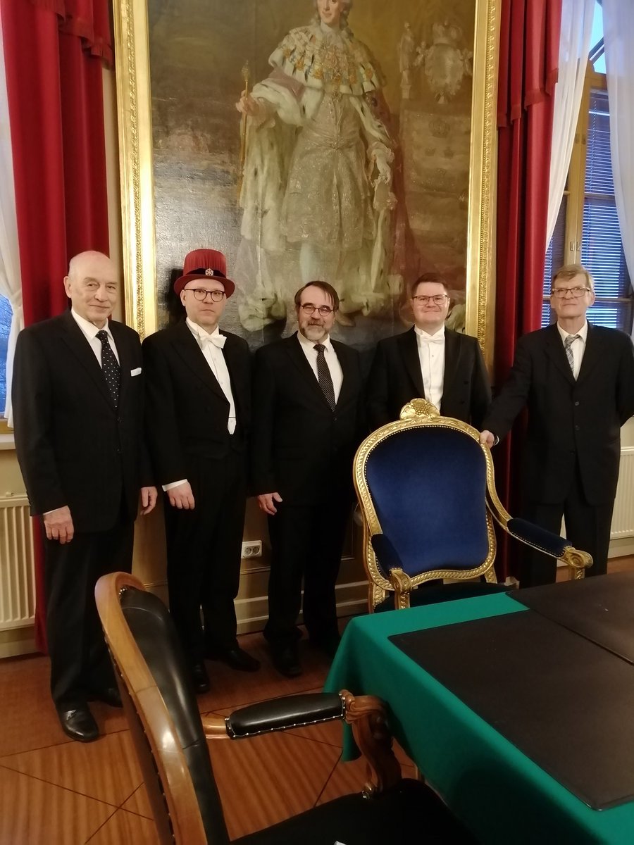 Väitöstilaisuuden päätyttyä voi jo hymyillä. Kuvassa väittelijä ja vastaväittäjä sekä presidentit Rintala, Varila ja Vasama.