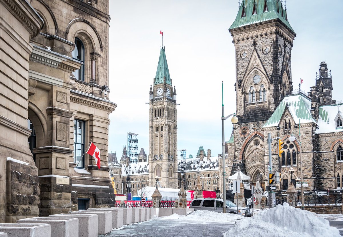 Ottawa_Tourism's tweet photo. Staying at home is more important than ever to keep everyone safe! Support businesses from home by exploring virtual activities, and order online from local restos &amp; stores 🍝🛍️ When exercising, stay close to home, stay 2m apart, and mask up. Help keep #MyOttawa safe! #StayHomeON https://t.co/E3uk5WXq8l