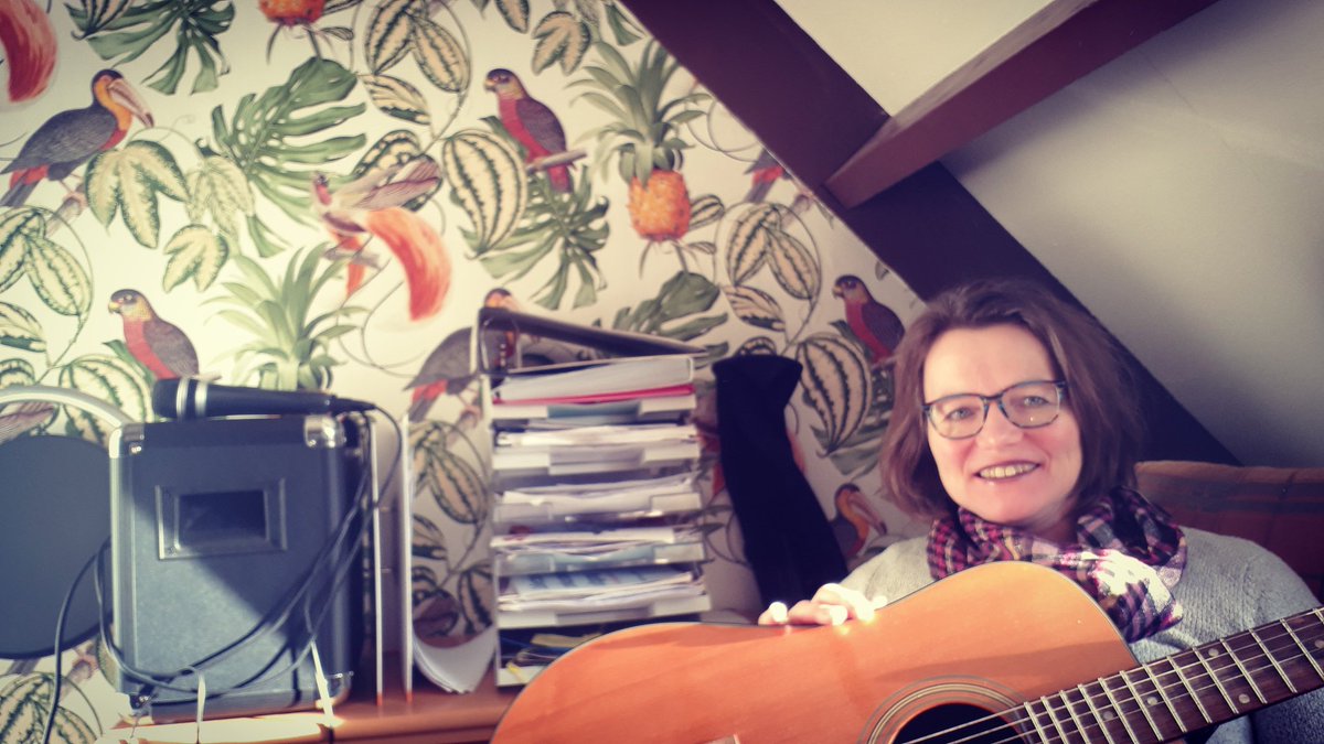 GermaMusic's tweet photo. Mijn eigen muziekhoek gecreëerd op zolder. 🎶🎤🎼🎸🎵 Het kantoortje wordt laatste tijd grotendeels door mijn manneke benut voor het thuiswerken i.v.m de coronamaatregelen. 

#Insta #tweets #cornerofmyhome #music #Corona #coronamaatregelen #uitgevenineigenbeheer #tijdrovend https://t.co/71aeBXMOHq