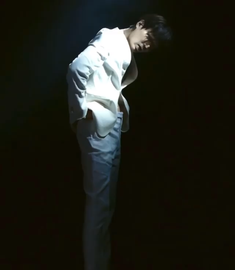 Kkorepo's tweet photo. #イ・ミンホ、鮮やかなカラーでセクシーで男らしい魅力発散…グラビア撮影ビハインド公開（動画あり） 
https://t.co/UgY8vnagXQ https://t.co/bI7wi4W5cs