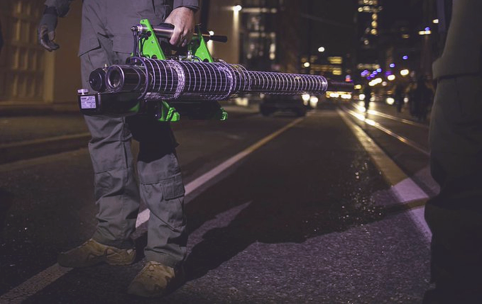 galottom's tweet image. #PortlandProtests 
Bei US-Truppen "Heimatschutz" wurde gestern der Einsatz von TF35 Insektenvertilgern gegen Demonstranten gesehen. Sie blasen Aerosole bis auf 10 m Distanz gegen Ziele. Demonstranten wehren sich mit Laubbläsern.
#protests2020 #RESIST #freeUSA