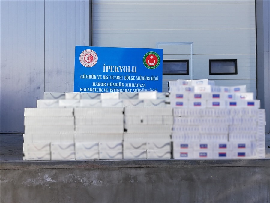 Habur Gümrük Muhafaza Kaçakçılık ve İstihbarat Müdürlüğü  ekiplerimizce gerçekleştirilen iki ayrı operasyonda, araçların gizli bölmelerine düzenek yardımıyla yerleştirilen 29 bin paket kaçak sigara ve 253 adet cep telefonu ele geçirildi. 

#GümrüklerMuhafaza 🇹🇷