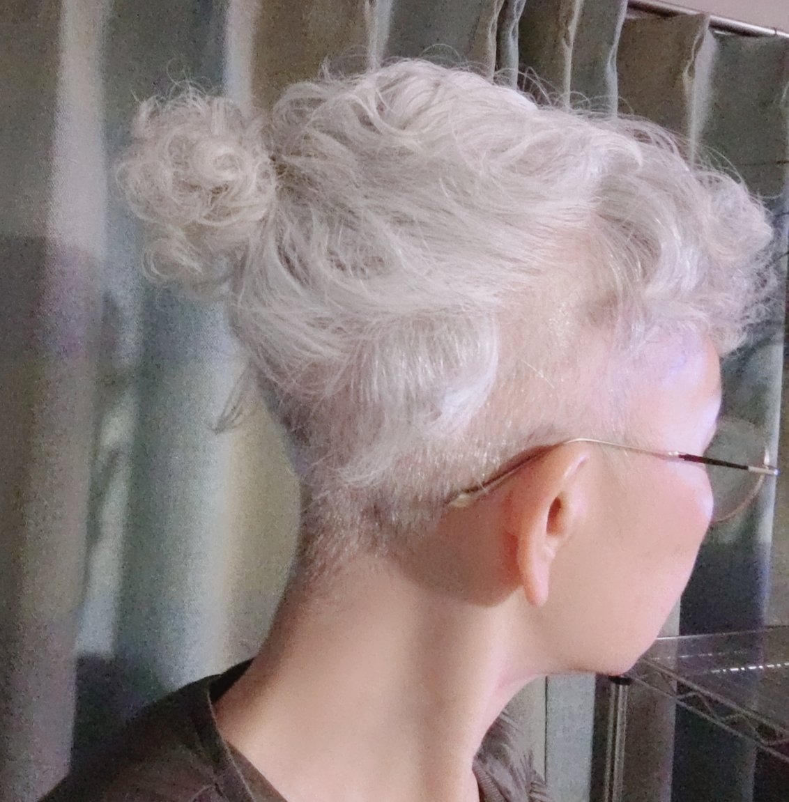 野田ユカ 無敵のグレイヘア 潔さもウリwww グレイヘア ホワイトヘア シルバーヘア 白髪を活かす 刈り上げ 白髪染めやめました