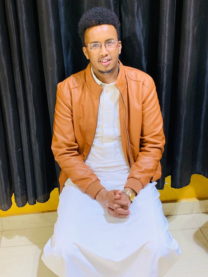 Xasilooni guud iyo 
Xornimaan  ku seexdaa 
Xagkaleeto gaajiyo 
Xurgufah colaadeed
Xaakinkaygu iga-hay

Anigoon xayaysiiis
Xunbo aan tilmaamayn
Xaragaan ku noolahay 

Xakinoow alahayoow 
Adigaa raxmaanee 
Noo xooji nabadoo
Xasilooni noo daa 

               Hargaysa