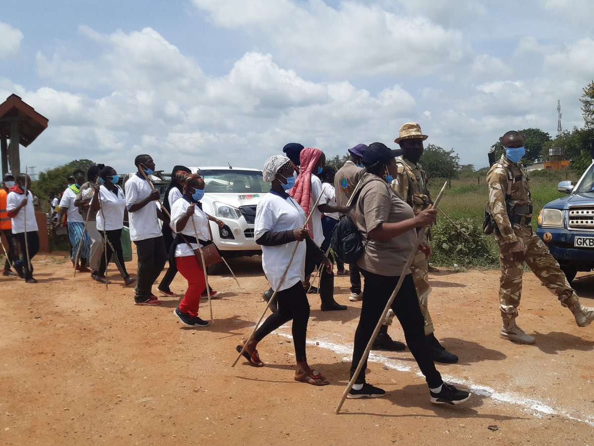 _BillOtieno's tweet photo. More than 500 locals from Voi and Mtito Andei towns have engaged in a 4 days garbage collection exercise in a 100km stretch along Tsavo Conservation Area Corridor to protect the wildlife. @kwskenya @TaitaSanctuary and @TsavingTsavo  are also taking part in the exercise. #NTVNews https://t.co/KaACm0sYf3