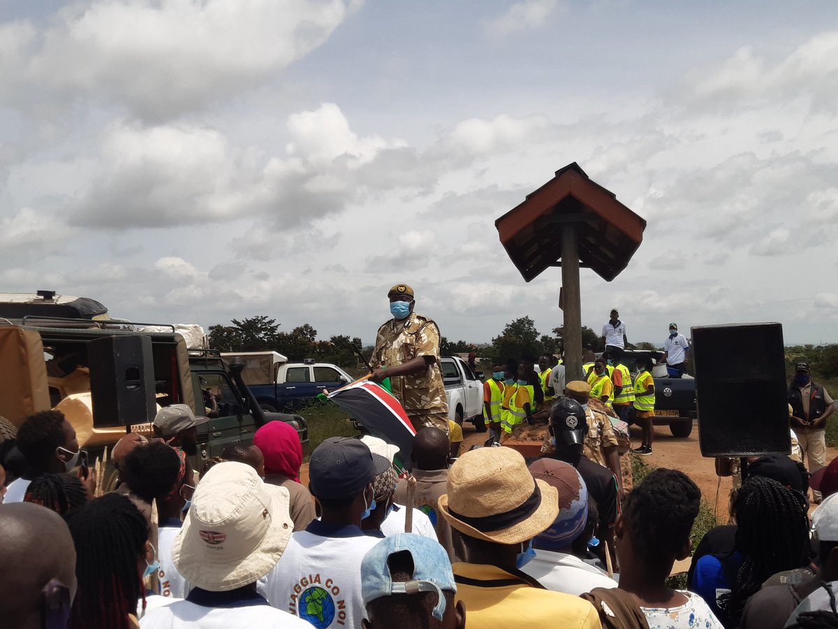 _BillOtieno's tweet photo. More than 500 locals from Voi and Mtito Andei towns have engaged in a 4 days garbage collection exercise in a 100km stretch along Tsavo Conservation Area Corridor to protect the wildlife. @kwskenya @TaitaSanctuary and @TsavingTsavo  are also taking part in the exercise. #NTVNews https://t.co/KaACm0sYf3