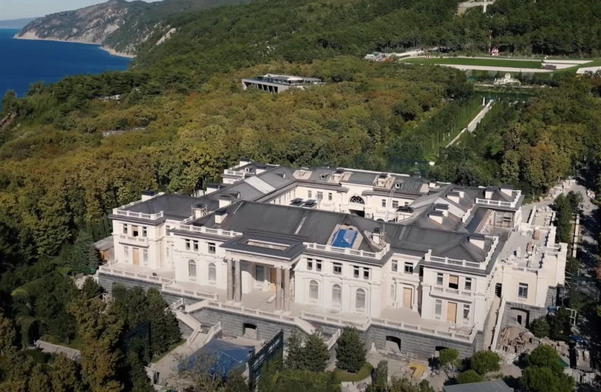 Drone footage purports to show Vladimir Putin's secret R21bn palace on Russia's Black Sea | @BISouthAfrica 

ow.ly/XWrP50DfiZK