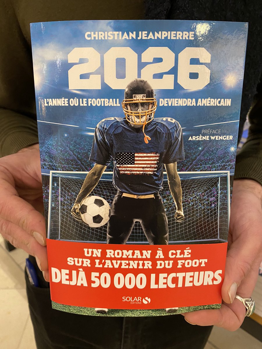 librairiemollat's tweet photo. Petit bond dans le futur avec « 2026 l’année où le football deviendra américain » le premier roman de @Ch_Jeanpierre publié chez @SOLAReditions https://t.co/7r30jTNN9e #football #anticipation https://t.co/xTh5ooYEX4