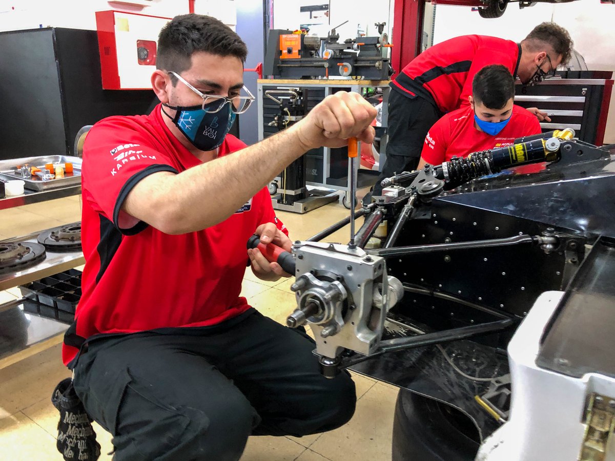 MonlauMotul's tweet photo. ¡No hay mejor manera de terminar una semana que con clases prácticas! ¡Y los alumnos de 1º de #mecánica de #automovilismo lo saben! 😎
#KeepWorking
#motosport #MonlauRepsol https://t.co/qIE0nQWOC0