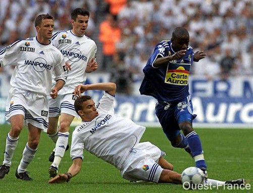 Le club va donc se stabiliser entre la D2 et la D3, et profiter de la Coupe de France pour s’illustrer.Ainsi, en mai 2001, l’Amiens SC, qui évolue en National, dispute la finale de la compétition, et s’inclinera seulement contre le Racing Club de Strasbourg, aux tirs aux buts.