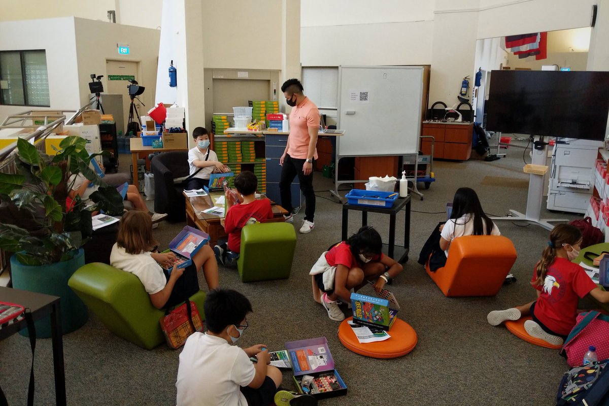 davidleeedtech's tweet photo. After-school clubs started this week! @msspitzman and I are doing #coding & #robotics with #microbit and #edubit. Will have students program motors, LEDs, and sensors.
#sastheloft #sasedu #stemed #edtech https://t.co/AvyLupHEgw