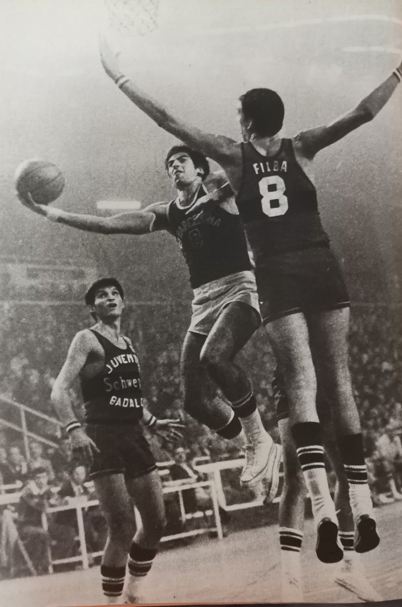 DeporteVintage's tweet photo. #ManoloFlores entra a canasta ante la oposición del malogrado #JoanFilba observa #JRFernandez 1975/76 #LigaNacional Palau Blaugrana https://t.co/L6nDpzZrAU