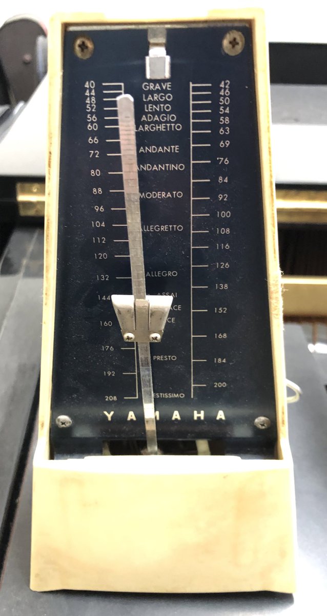 FullHouse_251's tweet photo. 亡母が愛用していたYAMAHAの振り子ゼンマイ式メトロノーム。
おもりを上下する事で速さを調整します。壊れていますが50年以上前の製造です。
＃YAMAHA
＃メトロノーム https://t.co/WtkIZ2Cu5V