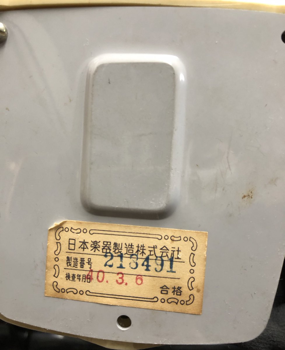 FullHouse_251's tweet photo. 亡母が愛用していたYAMAHAの振り子ゼンマイ式メトロノーム。
おもりを上下する事で速さを調整します。壊れていますが50年以上前の製造です。
＃YAMAHA
＃メトロノーム https://t.co/WtkIZ2Cu5V