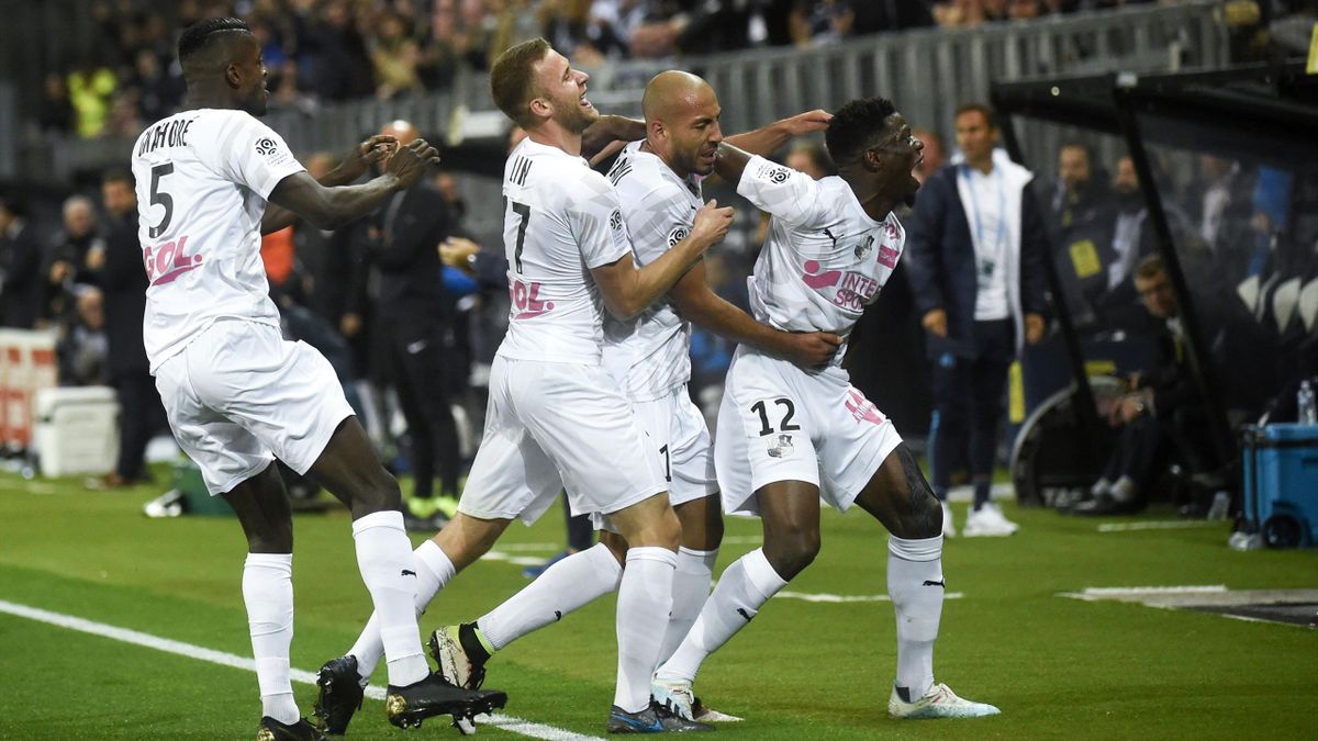 Le jeune entraîneur avait pour objectif de prolonger l’expérience du club en Ligue 1, et de faire vivre aux supporters de magnifiques soirées, comme a pu l’être celle du 4 octobre 2019, lorsque le petit club picard a dévoré l’Olympique de Marseille.