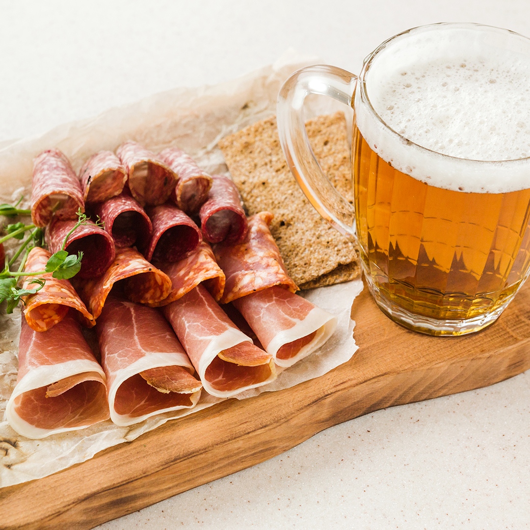 justjamon_'s tweet photo. Es viernes, y para ser sinceros, todos sabemos lo que apetece ahora mismo; Para mí un doble y una tapita de jamón⁠ https://t.co/fYJNG8FpY5