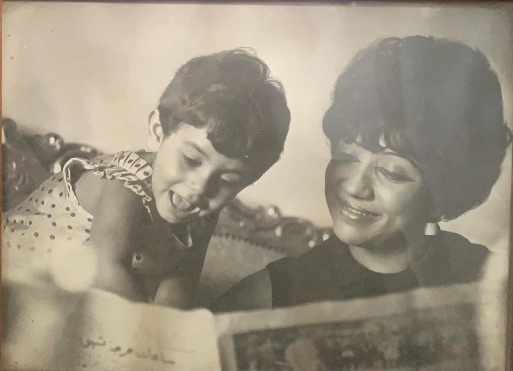 صورة نادرة للكاتبة الراحلة كوثر هيكل أرملة الفنان ابو بكر عزت مع ابنتها