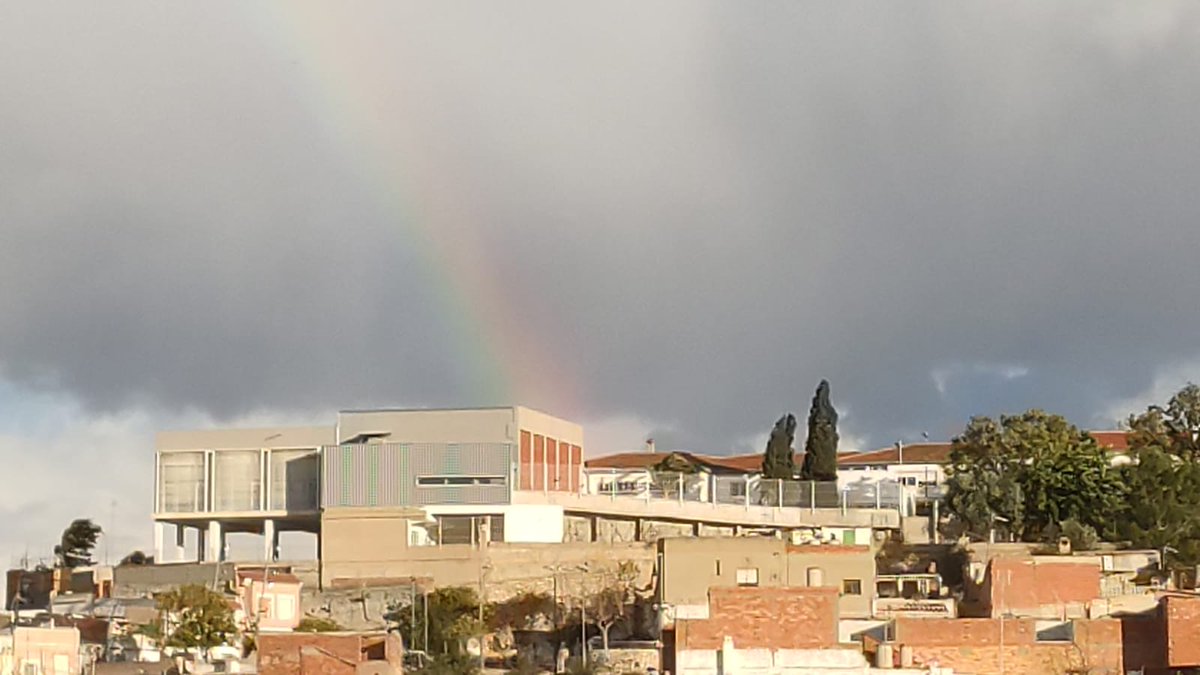 cole_sagrada's tweet photo. L'arc de Sant Martí en i des del nostre cole 🌈. El privilegi d'estar on estem... #somsagrada https://t.co/V4mQgpyWuf