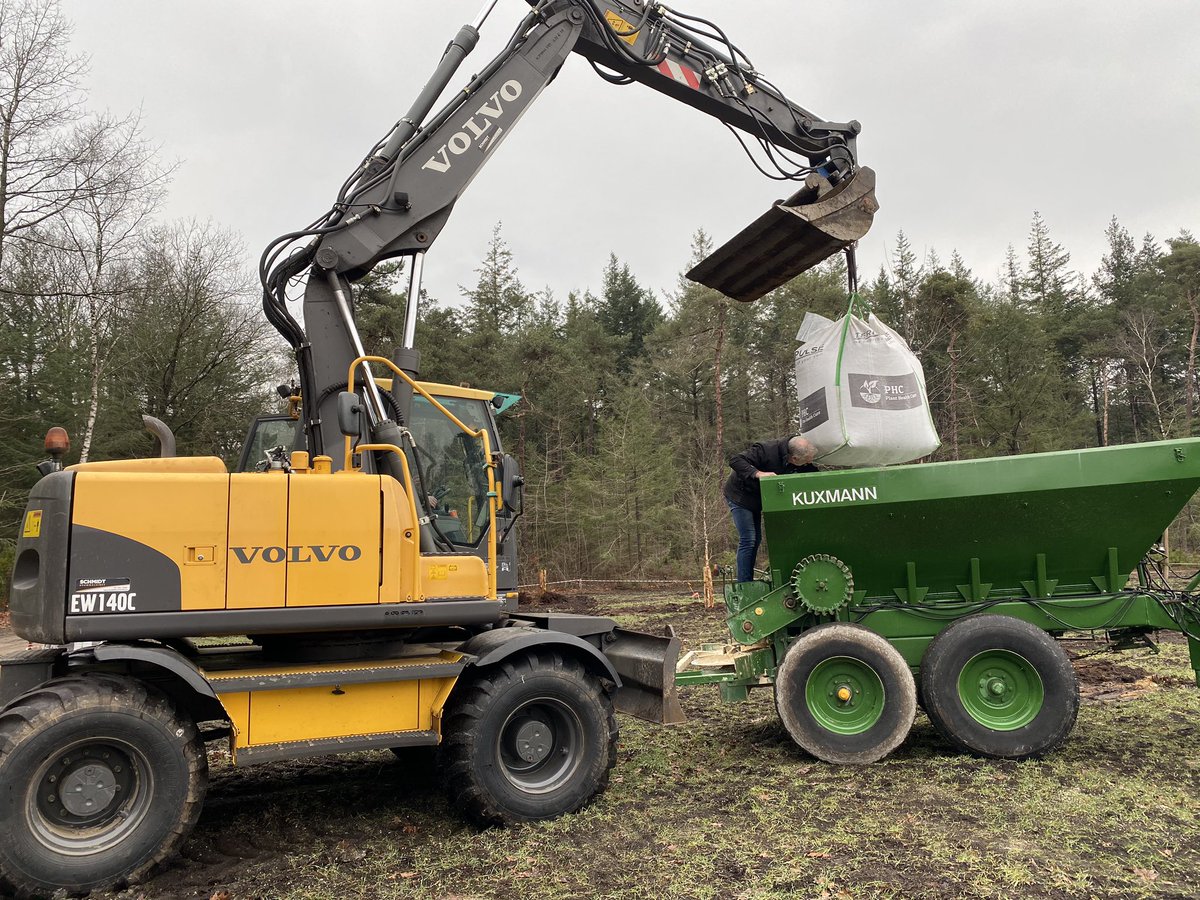 Stefan_Even's tweet photo. Toepassing van @PHC_PlantHealth  #TerraPulse bij herinplant van een bosperceel. Om #bodembiologie #fulvine en #mineralen aan te brengen en de algehele #bodemweerbaarheid te vergroten. Verder gaan in het plantgat #Biovin + #mycorrhiza om de aanslag en wortelgroei te verbeteren. https://t.co/DjkH50ObPU
