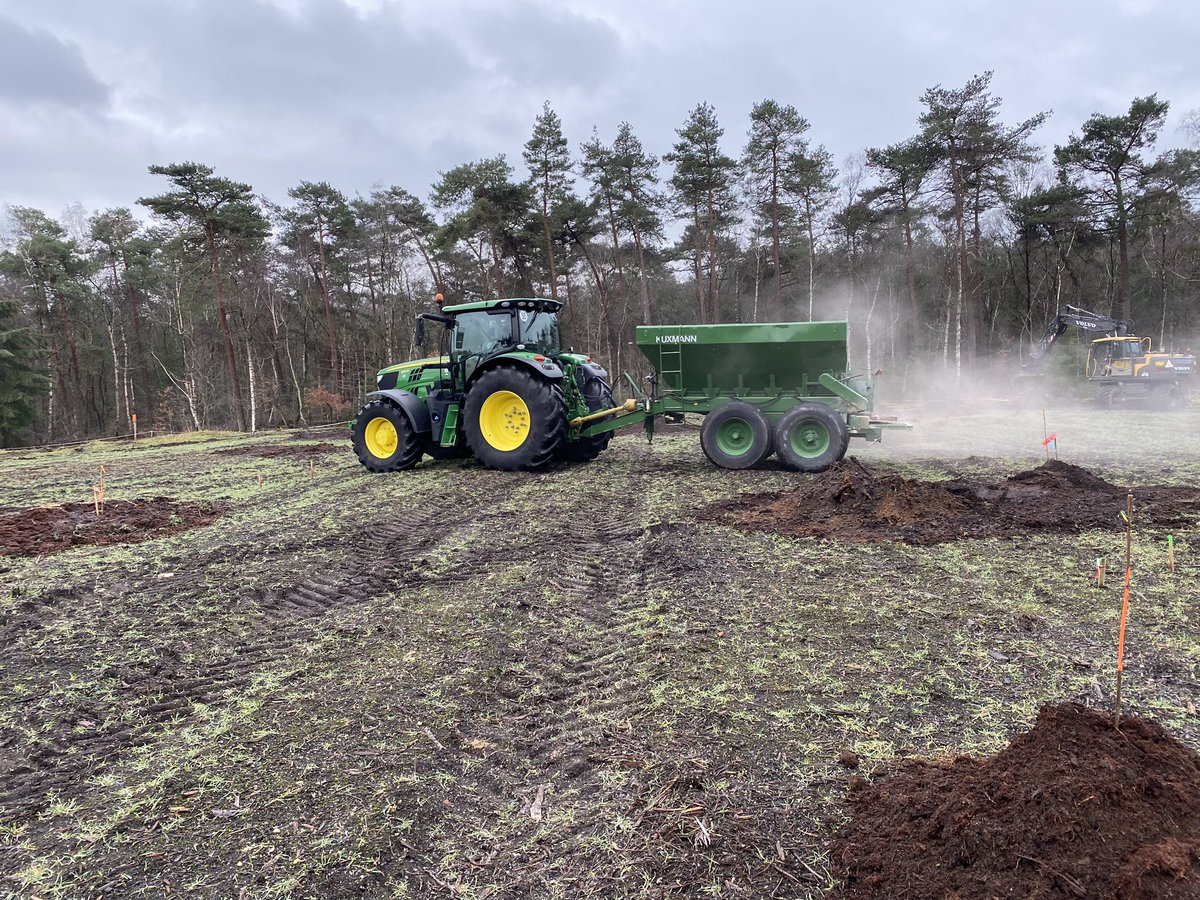 Toepassing van <a href="/PHC_PlantHealth/">PHC_PlantHealthCure</a>  #TerraPulse bij herinplant van een bosperceel. Om #bodembiologie #fulvine en #mineralen aan te brengen en de algehele #bodemweerbaarheid te vergroten. Verder gaan in het plantgat #Biovin + #mycorrhiza om de aanslag en wortelgroei te verbeteren.