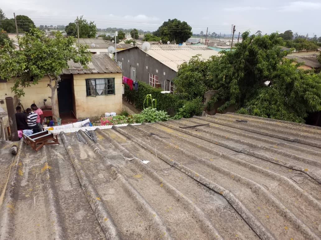 ASEBotswana's tweet photo. #ASEUpdates
The team is currently in #Harare installing a solar home system into a urban community. Here's our engineer @Amos_Chenamani consulting with our client ππ½ We strive to give you exceptional services all year round!
#SDG7
#cleanenergy
#Zimbabwe https://t.co/VZx31pCJ1u