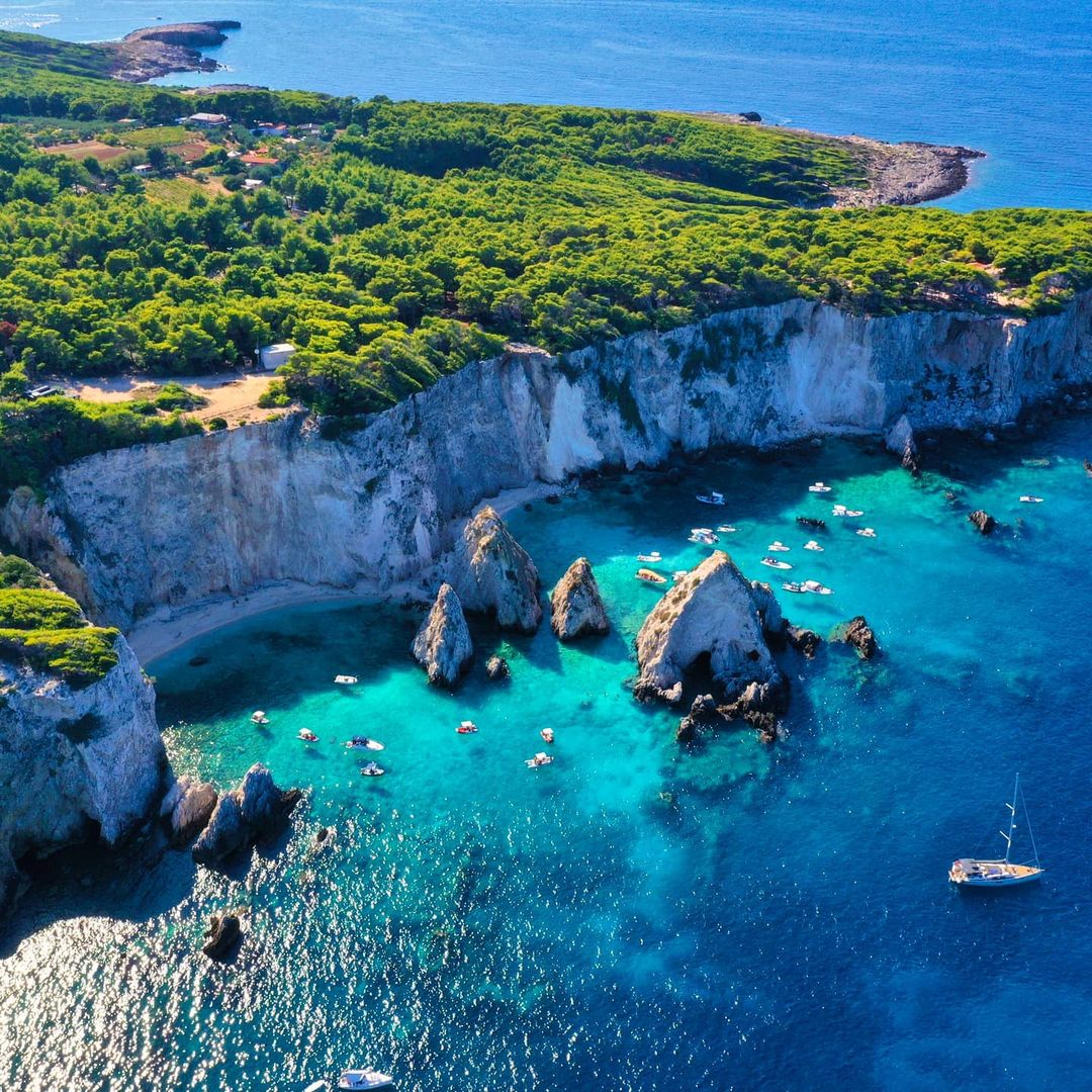 Il verde della vegetazione, l’azzurro del mare e il bianco della roccia: le isole Tremiti, in Puglia, sono un’esplosione di colori e un vero paradiso naturale.
#IlikeItaly <a href="/viaggiarepuglia/">Viaggiareinpuglia.it</a> 
📷 instagram @ matteo_nuzziello