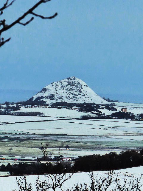 40daysO's tweet photo. Went up Hopetoun Monument. it. @JorvikLass @weebluepress @EdinNightRide @MrsFantoosh
#northberwick #exercisewell #lockdown #ThePhotoHour #edinburgh https://t.co/Q4q7zF4JFz