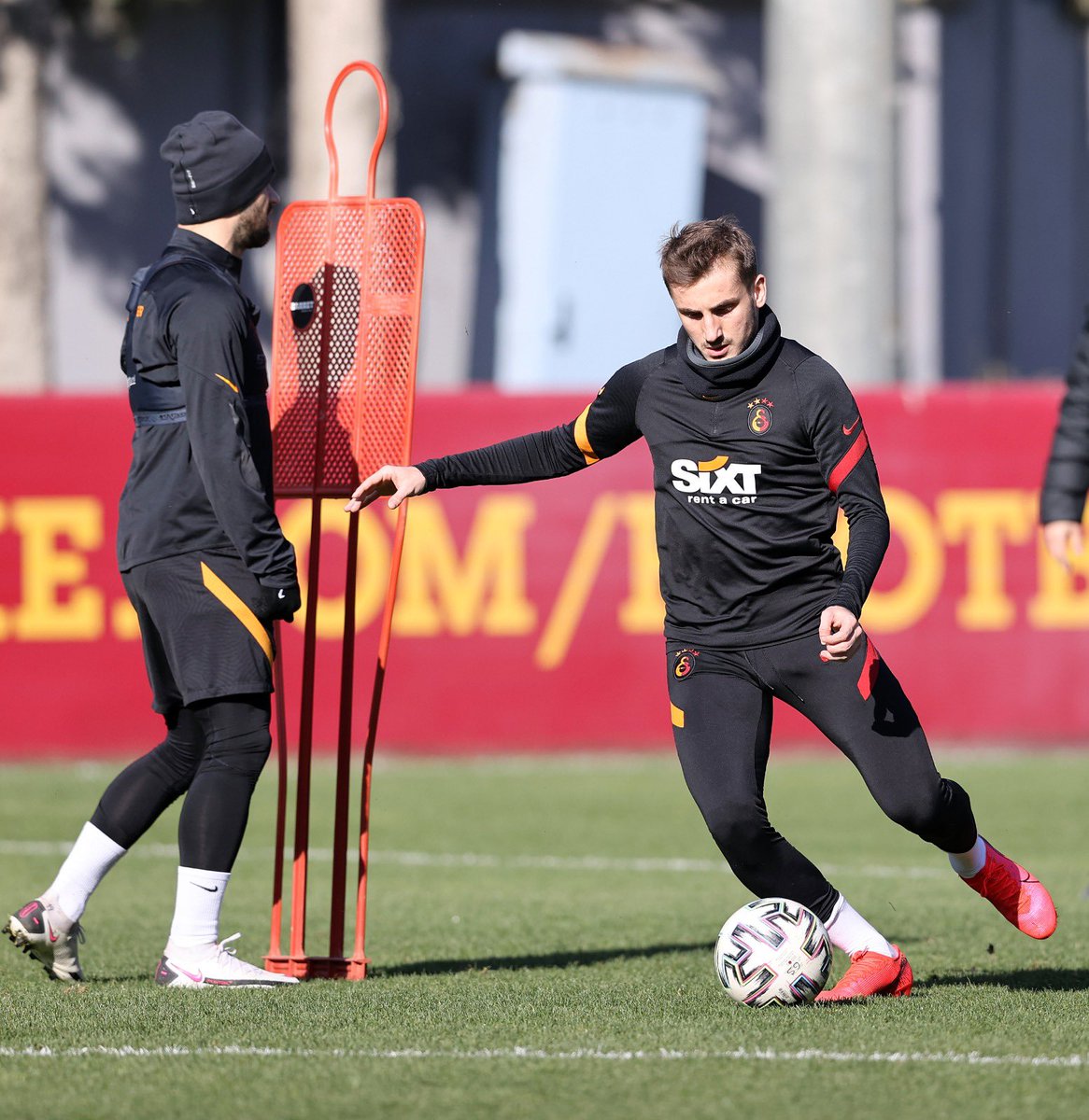 GalatasaraySK's tweet photo. 📸⚽️ Aslanlarımız, Süper Lig'in 21. haftasında Yeni Malatyaspor ile oynayacağı maçın hazırlıklarına bugün yaptığı antrenmanla başladı. 💪 

Detaylar için 👉 https://t.co/Vm5VjlHc1j https://t.co/nYdn2BvPSL