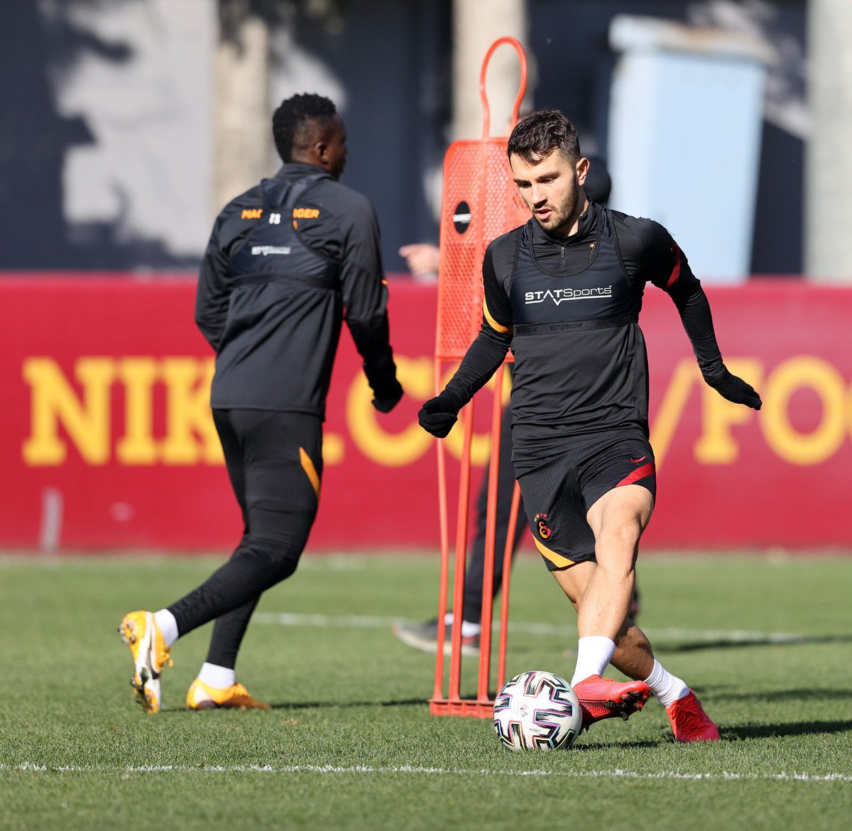 GalatasaraySK's tweet photo. 📸⚽️ Aslanlarımız, Süper Lig'in 21. haftasında Yeni Malatyaspor ile oynayacağı maçın hazırlıklarına bugün yaptığı antrenmanla başladı. 💪 

Detaylar için 👉 https://t.co/Vm5VjlHc1j https://t.co/nYdn2BvPSL