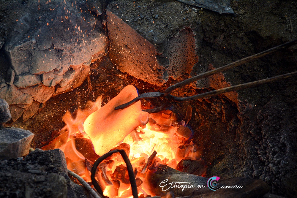 4/5 After the wax object has been carved, layers of clay are applied to the object, and allowed to dry. The entire assemblage is fired, causing the original wax carving to melt away, leaving only a baked clay shell.