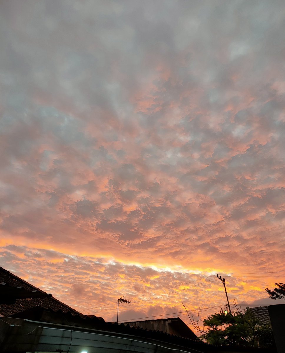 xiaosauruz's tweet photo. cangtip bgt awan magrib begini:') https://t.co/wIxHSpBzQC