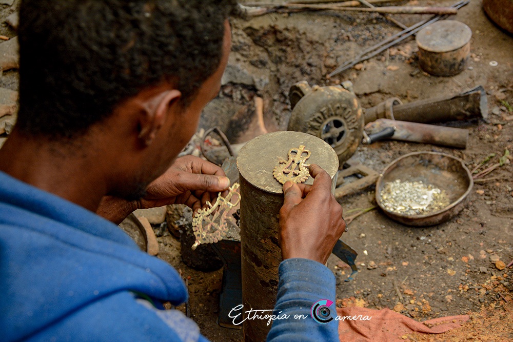 2/5 The crosses are made from a method called, lost-wax casting. Majority of  #Ethiopian crosses are cast in brass or metal using skill that requires extensive knowledge of both pottery and metalworking.  Some clients and jewellery stores place custom order in silver and gold.