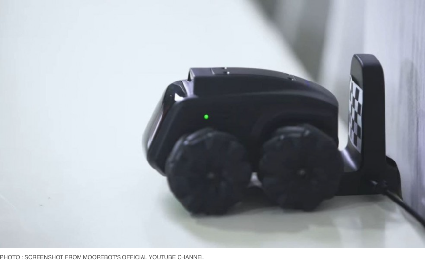 Sowee_Officiel's tweet photo. Votre petite voix intรฉrieure s'inquiรจte lorsque vous vous absentez de la maison ๐ฅ ? Demandez ร #Moorebot Scout le petit nouveau de @meetmoorebot ! Il garde un oeil ๐ en permanence sur votre home sweet home https://t.co/iMj4vfk5i9 via @maisonetdomotiq #CES2021 #Robot #IA https://t.co/qcVYrj6sEz
