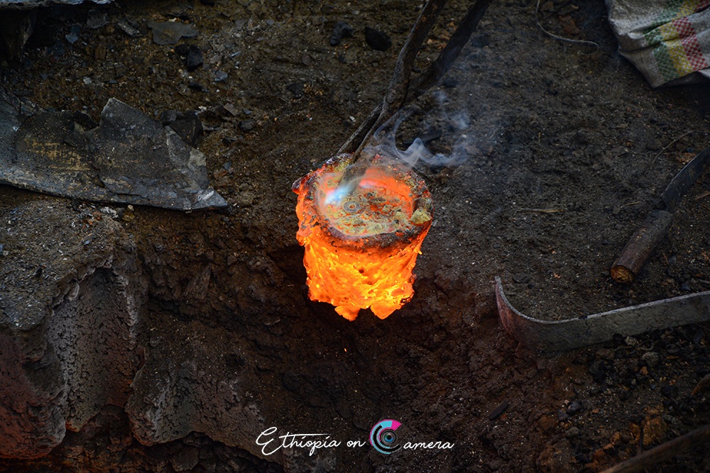 4/5 After the wax object has been carved, layers of clay are applied to the object, and allowed to dry. The entire assemblage is fired, causing the original wax carving to melt away, leaving only a baked clay shell.