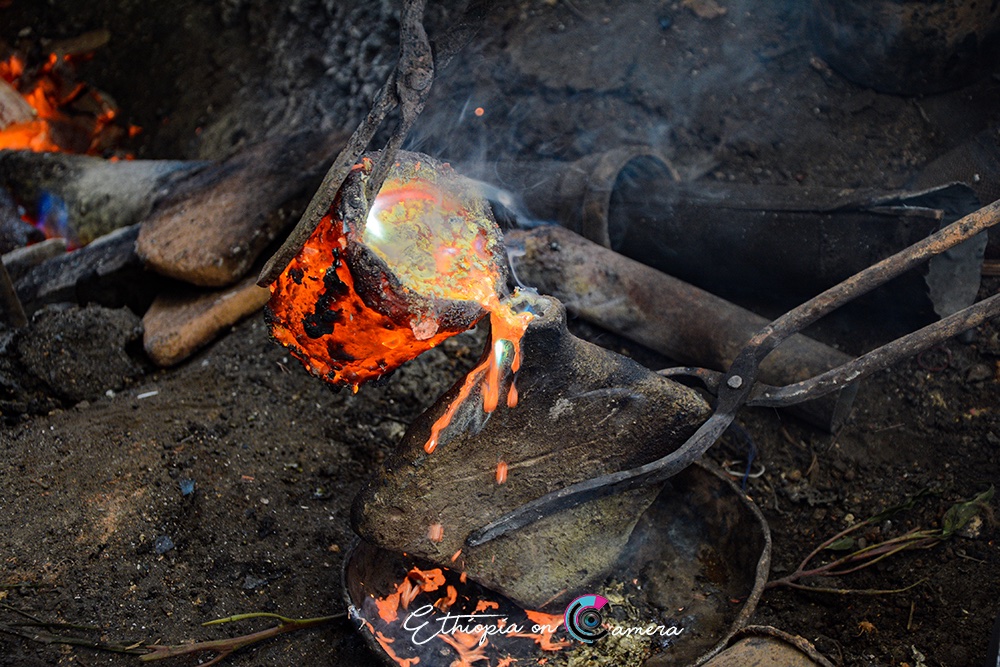 4/5 After the wax object has been carved, layers of clay are applied to the object, and allowed to dry. The entire assemblage is fired, causing the original wax carving to melt away, leaving only a baked clay shell.