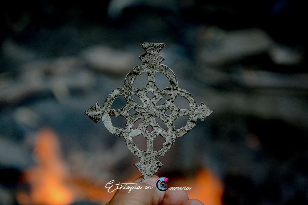2/5 The crosses are made from a method called, lost-wax casting. Majority of  #Ethiopian crosses are cast in brass or metal using skill that requires extensive knowledge of both pottery and metalworking.  Some clients and jewellery stores place custom order in silver and gold.