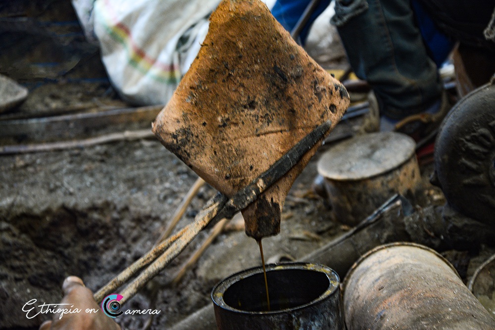 5/5 Liquid metal is poured into the empty mold and left to cool and harden. Later, the clay exterior is broken open, revealing the finished cross beneath.Once it has cooled down, the cross is first filed smooth and its frame are further ornamented with incised lines.
