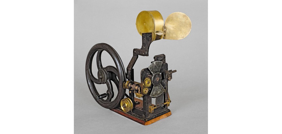 cinemathequefr's tweet photo. Retour sur les débuts de Méliès en technique cinématographique, lorsque le magicien de Montreuil conçoit un excellent appareil 35 mm, le « kinétographe ». 

Méliès technicien, la première caméra et le premier projecteur de Méliès, une conférence ⤵️

https://t.co/cABdPBEBnV https://t.co/L8COBRVTfN