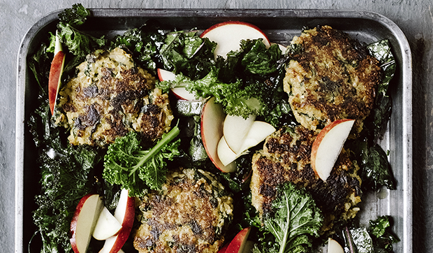 demeter_de's tweet photo. Was kommt bei euch am Wochenende auf den Tisch? Als Inspiration haben wir heute Grünkernbratlinge auf Grünkohl für euch, kreiert von den Foodblogger*innen von Krautkopf. Lasst es euch schmecken!
Das Rezept gibt es online und im aktuellen #DemeterJournal: https://t.co/JU6HiPMNty https://t.co/FJOh3DKsUk