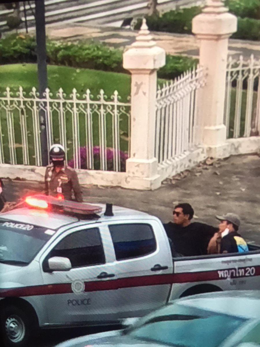 18.10 น. อนุสาวรีย์ชัยฯ ตำรวจ สน.พญาไท คุมตัวราษฎร 2 คน 1 ในนั้นคือ ธัชพงศ์ แกดํา ไป สน.พญาไท หลังขึ้นป้ายผ้า #saveบางกลอย และป้าย "ชาติพันธุ์ก็คือคน"