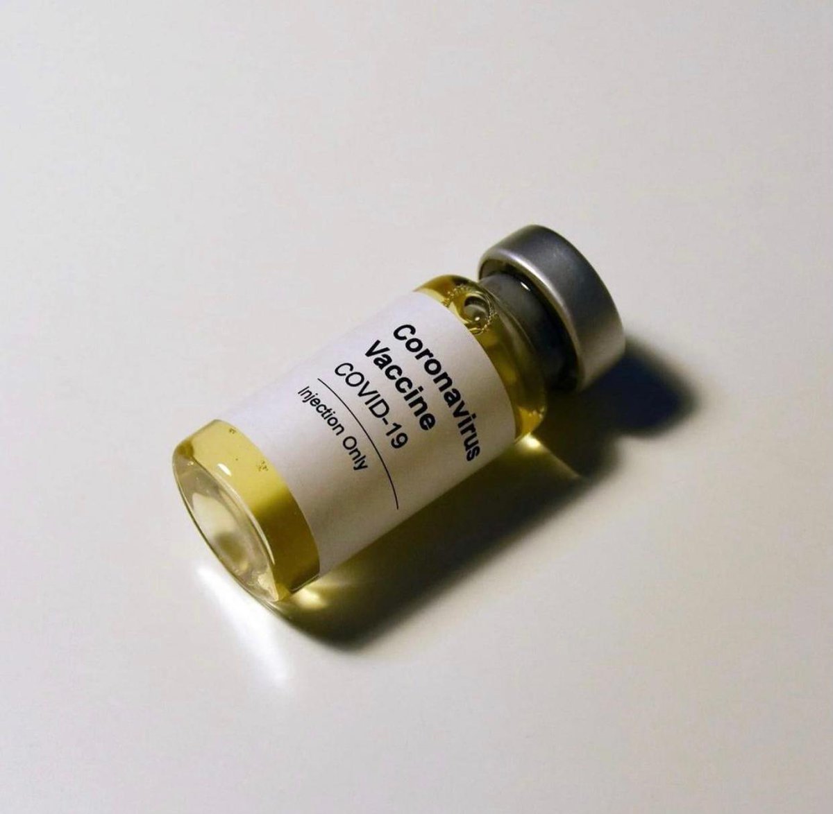 What happens if an EU national refuses the #vaccine upon offer? Spain suggests a database shared with the EU Member States to combat the #pandemic. In the  #NewsReview by <a href="/KajsaSprangers/">Kajsa</a> and <a href="/katarzyne123/">Katarzyna Niedźwiecka</a>, you can read about the controversial proposal: shorturl.at/prDRV