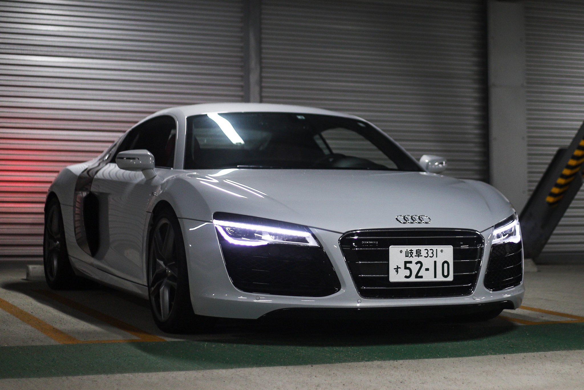 Nissy 新しい相棒 R8 V10 S Tronic が納車されました カーボンオプション盛り沢山でスズカグレーのボディも映えてかっこいい 気持ちいいv10サウンドでとっても楽しいです 皆さん この車でもよろしくお願いしまーす T Co 2pdc6a2xxp