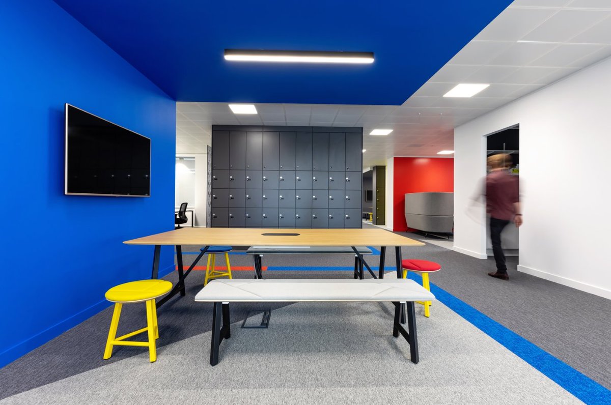 BlueJelly_'s tweet photo. Last year we delivered the new Synamedia HQ during the early stages of the pandemic. This workplace offers a variety of #ActivityBasedWork settings for their workforce. Check out the case study on our website https://t.co/gSGLKScSgG #PositiveWorkplace #OfficeDesign https://t.co/OGGoBoqfAs