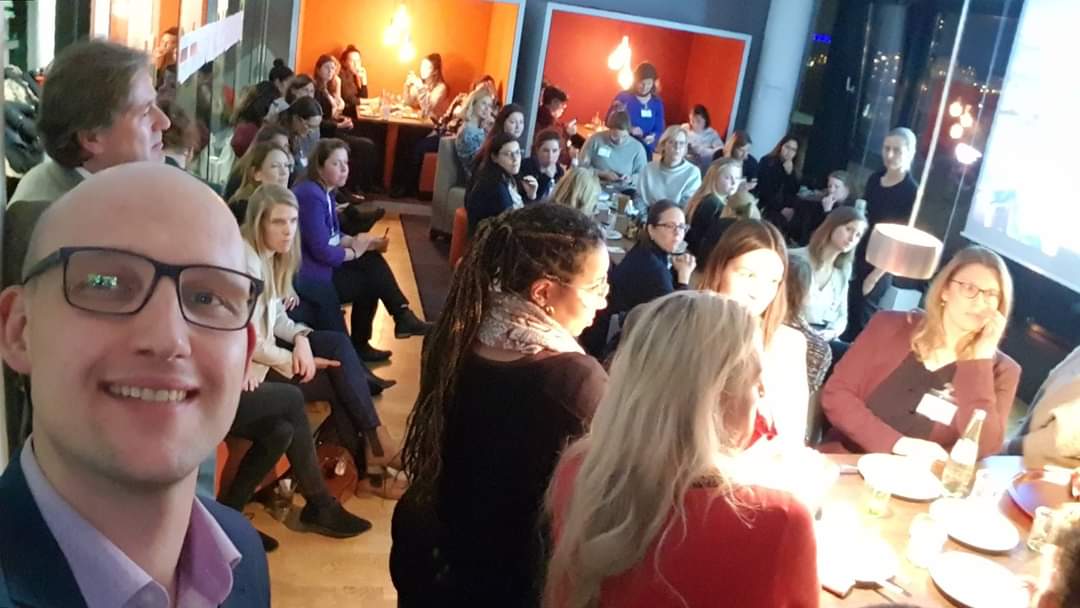 DennisMeding's tweet photo. Facebook erinnert mich gerade an ein analoges Clubhaus-Treffen bei @SUPERRTL. Gestern vor 2 Jahren. Die Zeit verfliegt. Und hoffentlich kommen ähnliche Zeiten demnächst endlich wieder. #GDWinNRW #Selfiegalore https://t.co/YCfOWStX6E