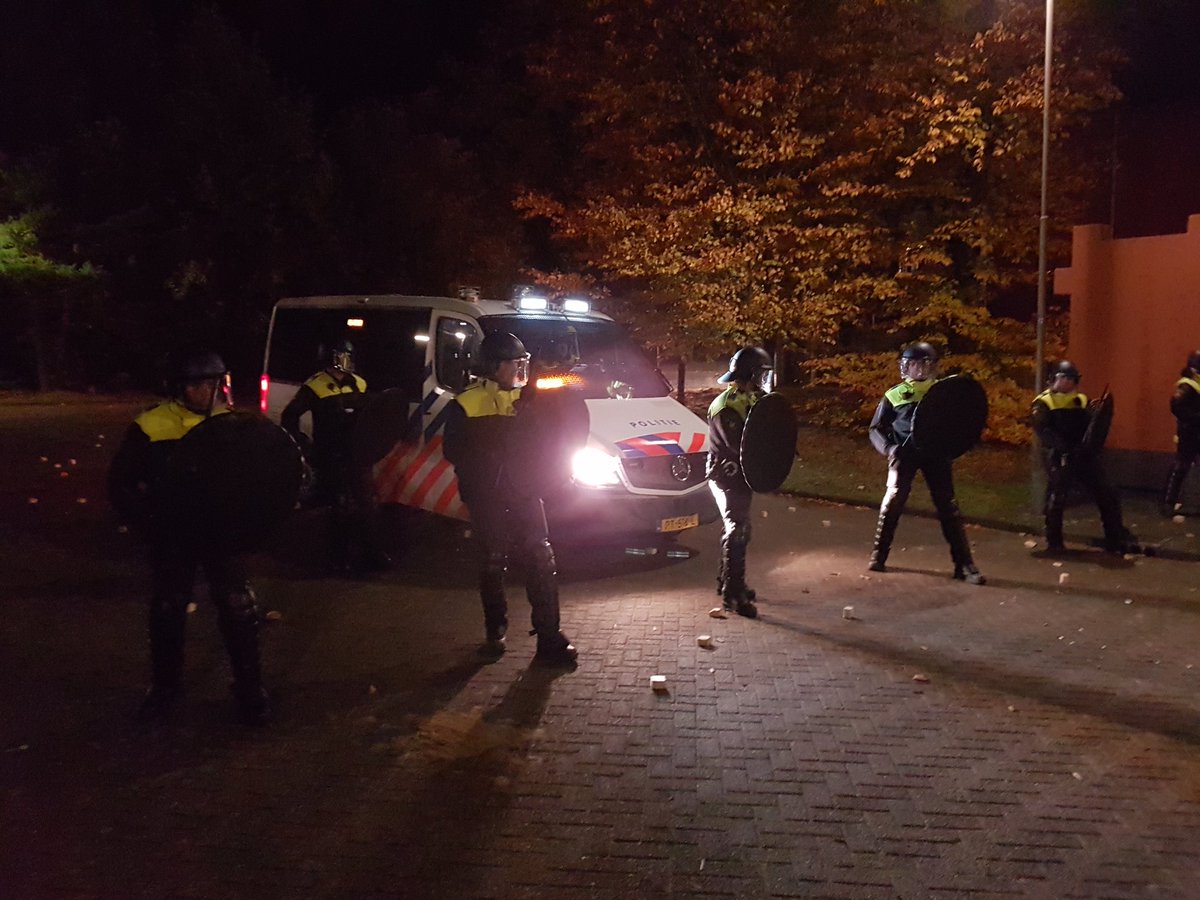 maartenbrink's tweet image. Politiemensen verdienen ieders steun. Zeker nu in deze tijden van vele onterechte kritiek. Zij staan er voor iedereen, altijd, overal. Je kunt ze bekritiseren zoveel je wilt, maar morgen staan ze er ook gewoon voor jou! 
Een retweet voor jouw steun?
#politieverdientbeter ⚫🔵⚫