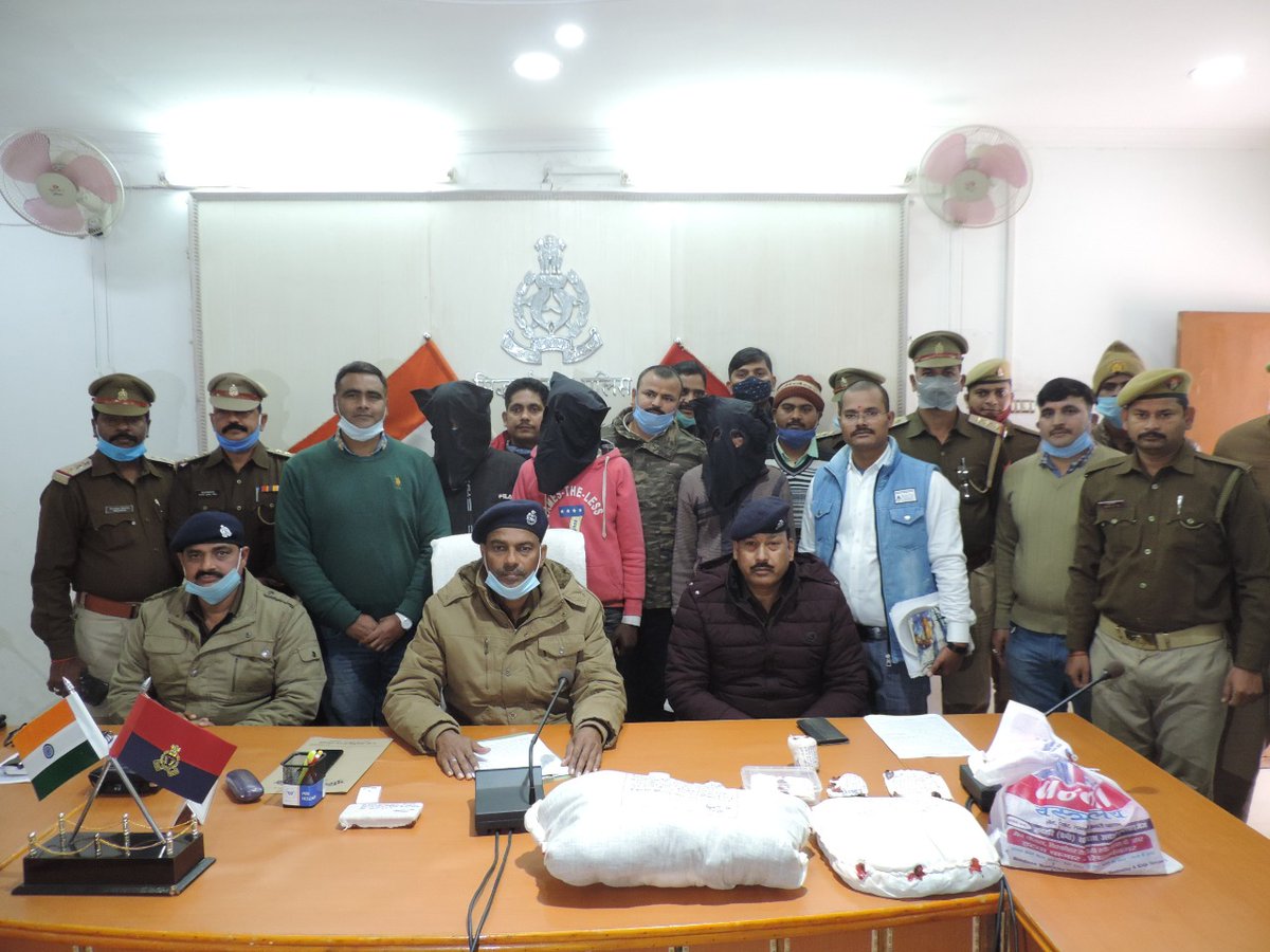 siddharthnagpol's tweet photo. #siddharthnagpol दिनांक 19-01-2021 को इटवा थानाक्षेत्र अन्तर्गत हुयी घटना का पर्दाफाश, वारदात को अंजाम देने वाले 03 अभियुक्त सिद्धार्थनगर पुलिस की गिरफ्त में । @Uppolice @AdgGkr @digbasti @dmsid1 @Cdosid1 https://t.co/LDR9B7hmyj