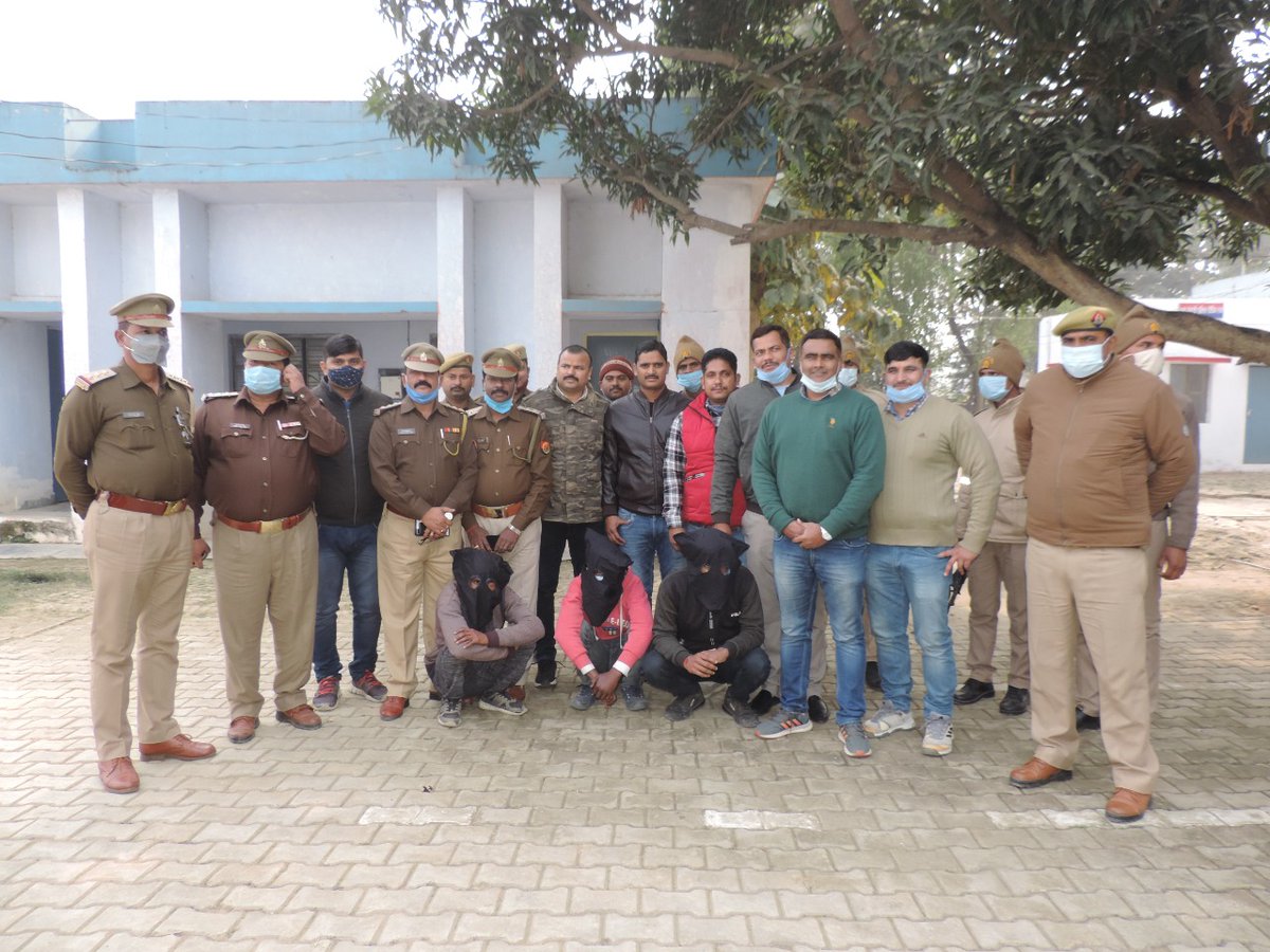 siddharthnagpol's tweet photo. #siddharthnagpol दिनांक 19-01-2021 को इटवा थानाक्षेत्र अन्तर्गत हुयी घटना का पर्दाफाश, वारदात को अंजाम देने वाले 03 अभियुक्त सिद्धार्थनगर पुलिस की गिरफ्त में । @Uppolice @AdgGkr @digbasti @dmsid1 @Cdosid1 https://t.co/LDR9B7hmyj